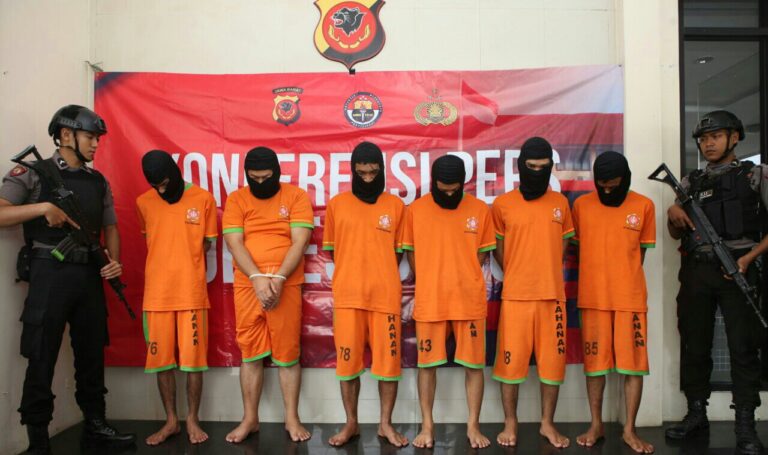 Polisi menangkap enam pelaku pembunuhan notaris Sidah Alatas di Sungai Citarum. Salah satunya adalah sopir korban yang diduga ingin mencuri mobil.