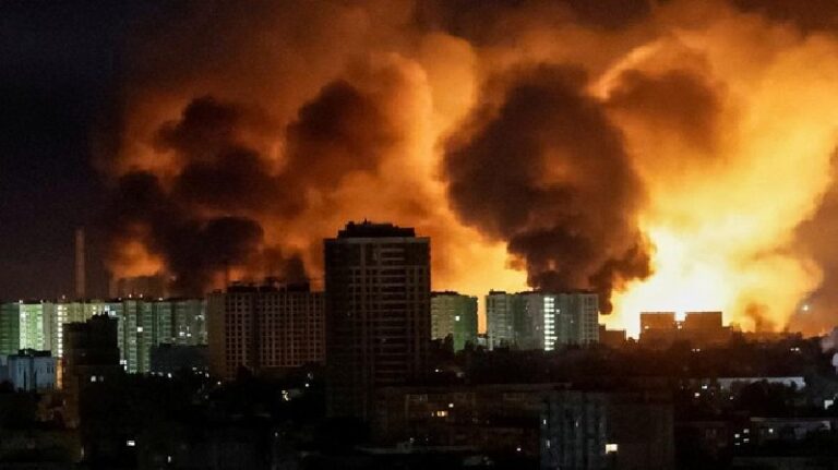 Serangan Rudal dan Drone Rusia Guncang Kyiv, 10 Orang Tewas