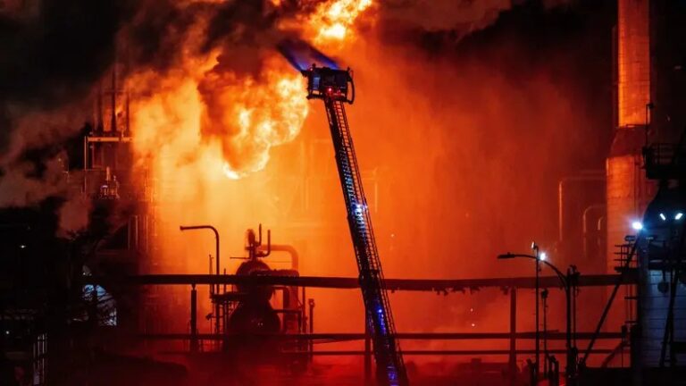 Ledakan Hebat Guncang Kilang Minyak Chevron di California, Bola Api Membumbung Tinggi