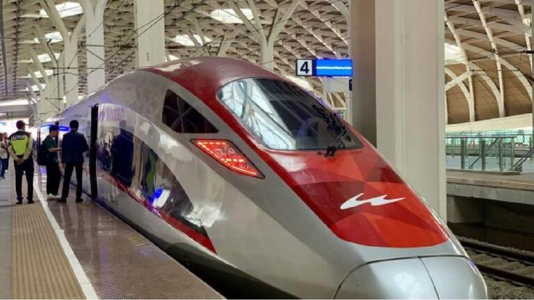 Proyek Kereta Cepat Whoosh Jakarta-Bandung: Manfaat Besar Meski Utang Membebani