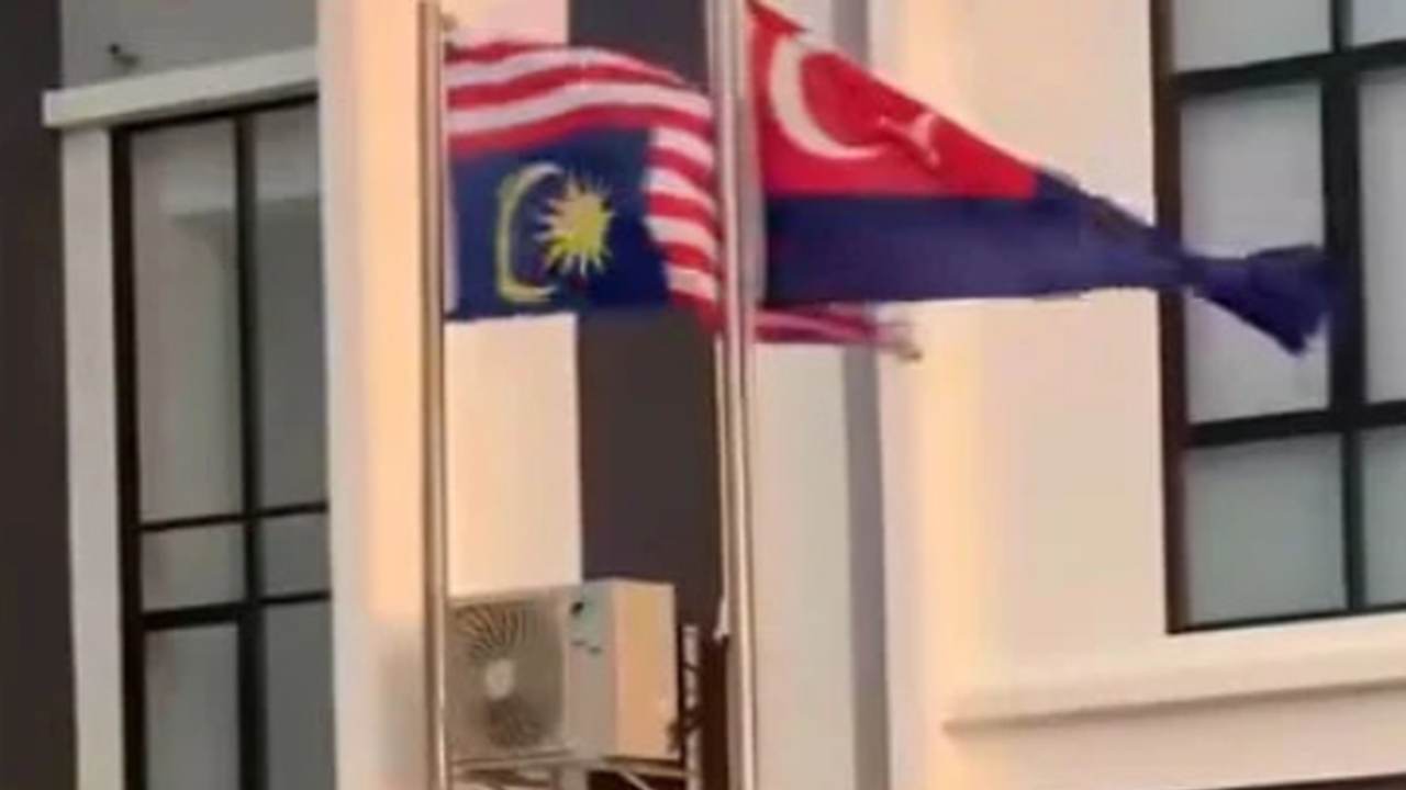 WN China Kibarkan Bendera Malaysia Terbalik, Kini Ditangkap
