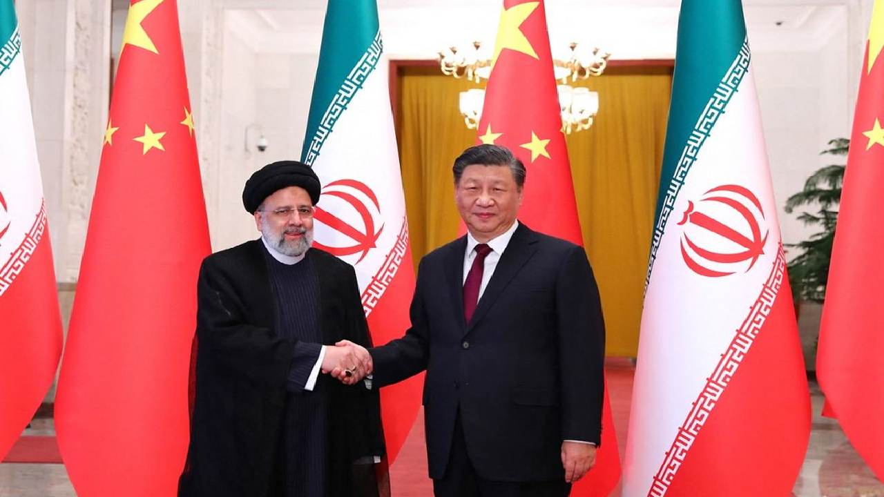China Berupaya Membujuk Iran agar Kapal Minyak Tetap Bisa Melintasi Selat Hormuz